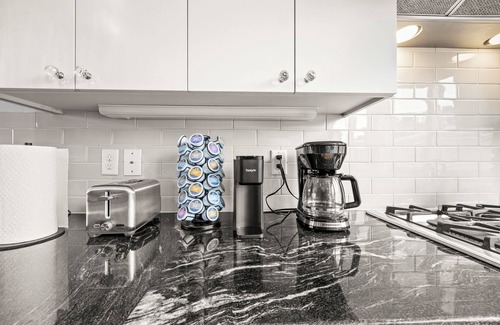 Italian Village House | Downtown 4BR, Hot tub, Rooftop Deck – 1 Block to High St, Walk to Convention Ctr