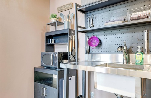 Lancaster Apartment | Downtown Apt: 23 Mi to Hocking Hills State Park