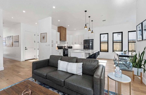 Govalle House | Downtown ATX - Unit A | Modern Home | Pool