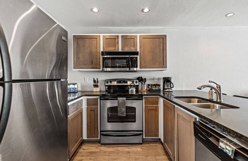 Downtown Austin Apartment | Downtown Austin Loft | Kitchen & Balcony | Walk to Convention Center