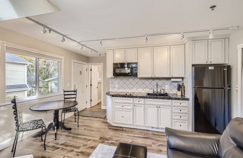 Goss - Grove Cottage | Downtown Boulder Guest House for 2 guests