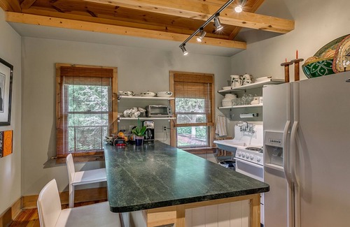 Central Oklahoma City Apartment | Downtown Carriage House Studio : Dream under Vaulted Ceilings
