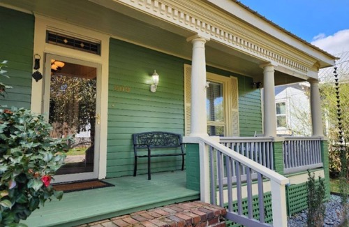 LaGrange House | "Downtown Centre" Intown convenient location is nearby many local activities.