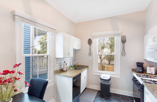 Savannah Victorian District Apartment | Downtown Charm + Close to Nightlife, Enmarket Arena by Lucky Savannah