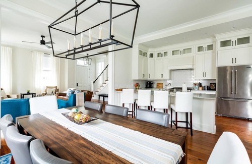 Historic District - North House | Downtown Chic w/Private Parking 1 Block From Broughton St. by Lucky Savannah