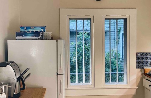 Brunswick House | Downtown Cottage. Bright Newly Renovated 1920's home!