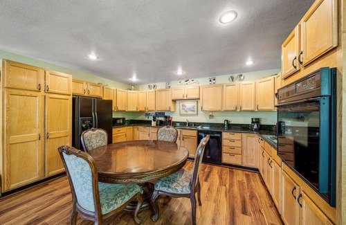 Lewis House | DOWNTOWN DOLORES COLORADO w/river access - Stay at Cozy Comfort Inn, Dolores, CO