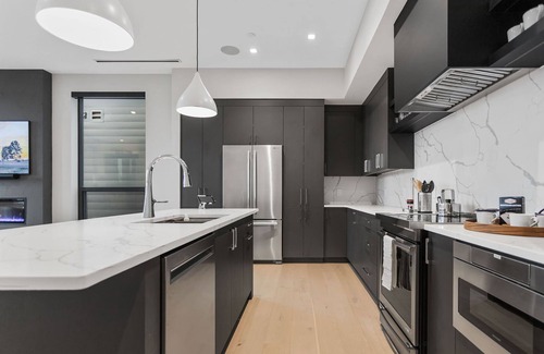 Holland Condo | Downtown Holland Getaway - Modern Luxury Condo