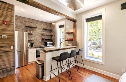 Eureka Springs Historic District Condo | Downtown+HotTub+Wifi+FreeParking @ 151 Spring Suite E