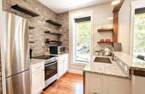 Eureka Springs Historic District Condo | Downtown+HotTub+Wifi+FreeParking @ 151 Spring Suite E