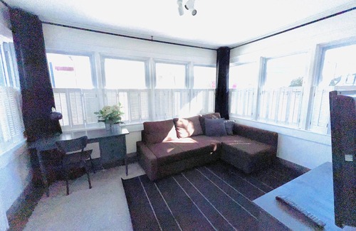 Harrison House | 🌇DoWnToWn HoUsE🏡/3min WALK to TrainSTATION & facilities/Clean-Spacious-Quiet