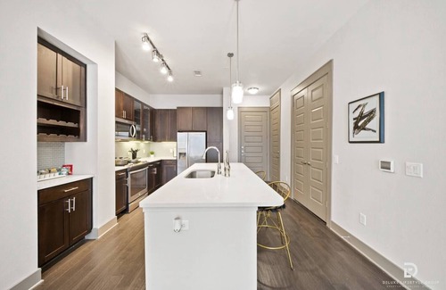 East Downtown Houston Apartment | Downtown Houston Deluxe King Suite