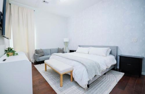 Greater East End House | Downtown Houston Luxe Gated Retreat