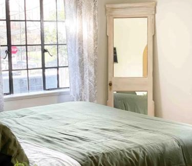 Downtown Knoxville Apartment | Downtown Knoxville Gem with King Bed and Free Parking