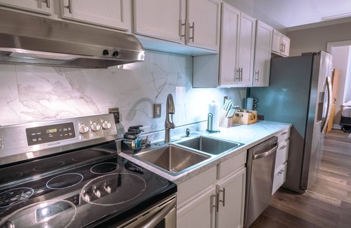 Downtown Lafayette Historic District Condo | Downtown Lafayette Queen Suiten