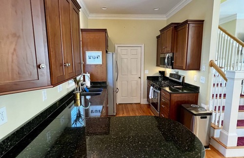 Aiken House | Downtown Luxury Charleston-style Row House/near Bruce's Field/Horse District