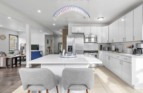 Fox Point Apartment | -Downtown luxury flat- Walkable to the best bars, restaurants, and cafes!
