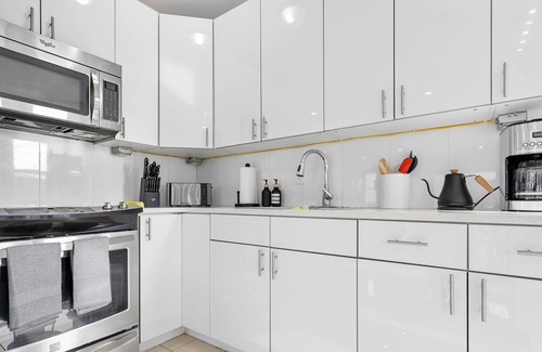 Fox Point Apartment | -Downtown luxury flat- Walkable to the best bars, restaurants, and cafes!