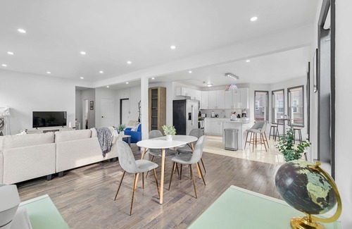 Fox Point Apartment | -Downtown luxury flat- Walkable to the best bars, restaurants, and cafes!