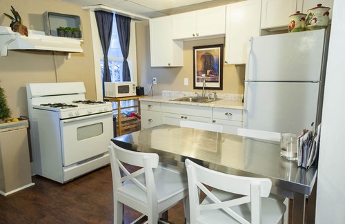 Manitou Springs Apartment | Downtown Manitou Springs