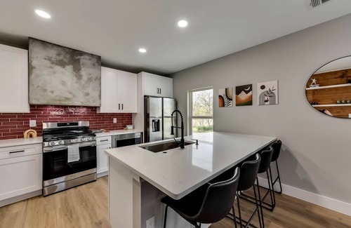 McKinney House | Downtown McKinney Modernized Historical home