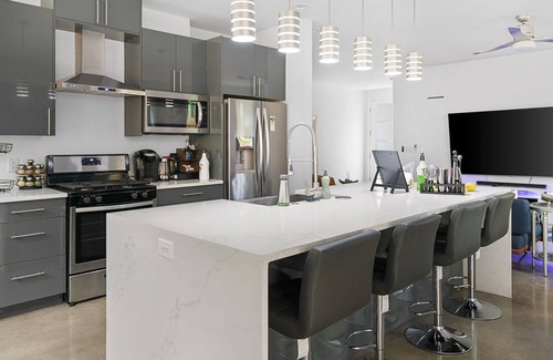 Blackshear-Prospect Hill House | Downtown Modern Home Surrounded in Lush Greenery