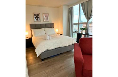 Downtown Vancouver Apartment | Downtown Mountain and City Views