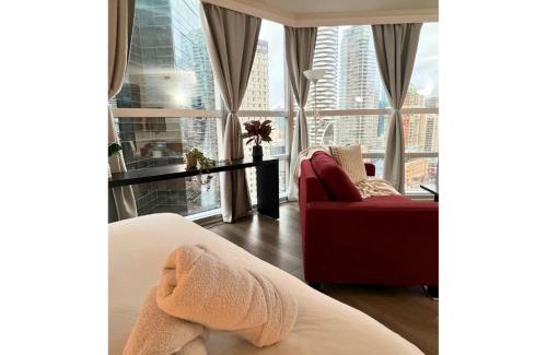 Downtown Vancouver Apartment | Downtown Mountain and City Views