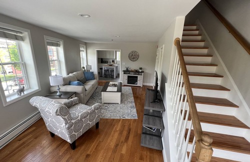 Newburyport House | Downtown Newburyport, Bright and Sunny 2 Bedroom