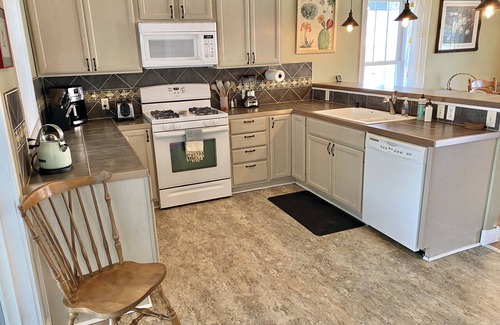 Mancos House | Downtown Oak St Farmhouse near Mesa Verde/Durango - Work and Wander!