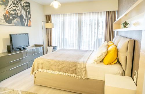 Antalya City Centre Apartment | Downtown Oasis - Spacious Modern 3-BR Flat near Beachpark
