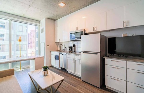 Downtown Phoenix Apartment | Downtown PHX+Pool+Murphy Bed+Gym+Studio