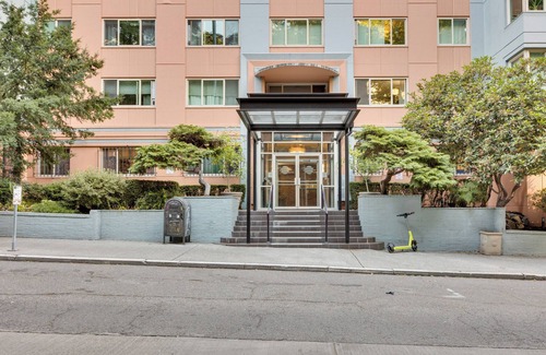 Downtown Seattle Apartment | Downtown Seattle Condo w/Rooftop Deck + Views!