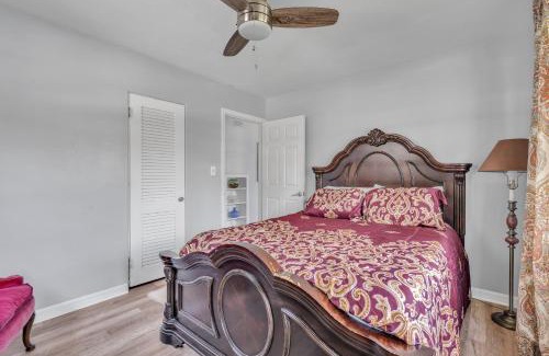 Gillespie Park House | Downtown Single Family Modern Bungalow close to beaches and dining home