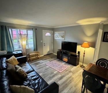 Gillespie Park House | Downtown Single Family Modern Bungalow close to beaches and dining home