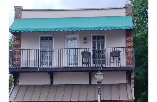 Cadiz Apartment | Downtown Studio w/Balcony