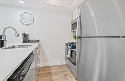 Clarksville Apartment | Downtown/UT-King Bed-ACL-6th ST-Lake-Pool-Parking