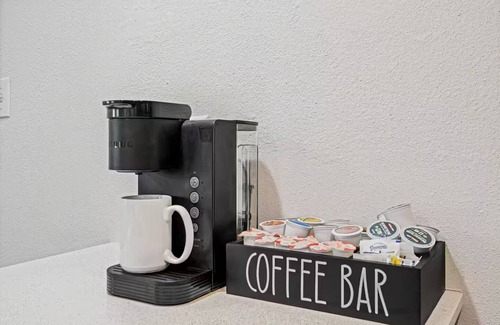 Clarksville Apartment | Downtown/UT-King Bed-ACL-6th ST-Lake-Pool-Parking