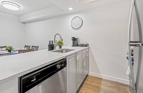 Clarksville Apartment | Downtown/UT-King Bed-ACL-6th ST-Lake-Pool-Parking