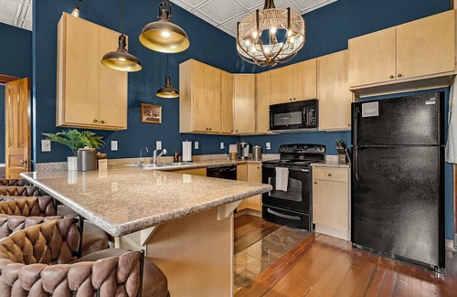 Great Falls Apartment | Downtown View|In Unit Laundry|Parking|King Bed