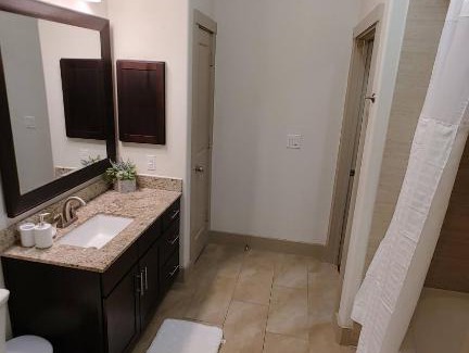 Central Business District Apartment | Downtown Views 24 Hr Amenities Resort Style Pool