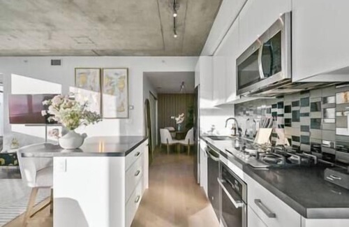 Connaught Apartment | Downtown Views | Gym | UG Park | Interior Designed