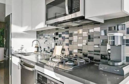 Connaught Apartment | Downtown Views | Gym | UG Park | Interior Designed