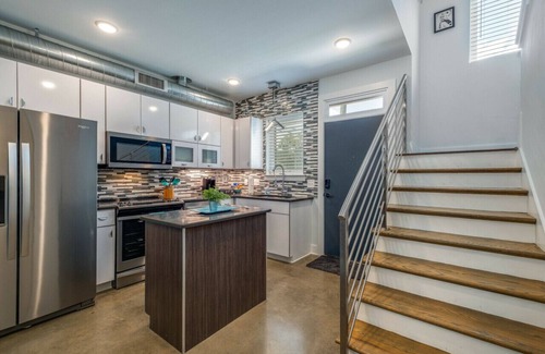 Cleveland Park House | Downtown Views w/Rooftop Deck! 6min to Broadway!
