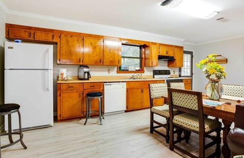 Doyline Cabin | Doyline Cottage w/Large Porch & Lake Access!