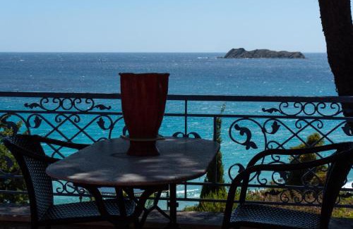 Agii Apostoli Apartment | Dr Spyrou seafront villa