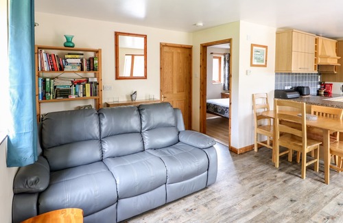 East Dereham Cottage | DRAGONFLY LODGE, pet friendly, country holiday cottage in Whinburgh