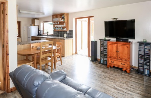 East Dereham Cottage | DRAGONFLY LODGE, pet friendly, country holiday cottage in Whinburgh