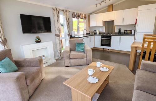 Tunstall Cottage | DRAGONFLY, pet friendly, with hot tub in Hipswell