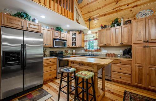 Ellijay Villa | Dragons Den Cabin - Coosawatte Resort with Amenities